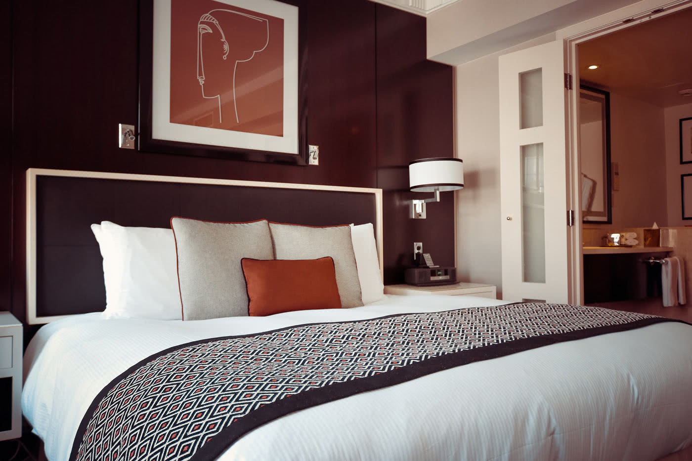 hotel-room-1447201_1920 hotel-room-1447201_1920